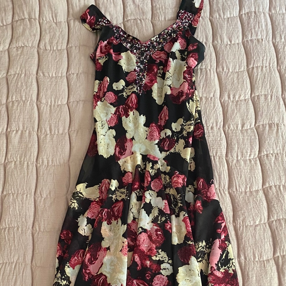 EUC Black Flowy Flowered Dress - The Pyramid Collection Size Small 6/8